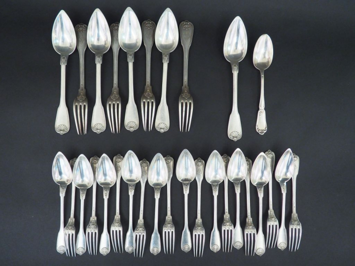 Couverts en argent modèle à coquille et palmette, monogrammés, travail