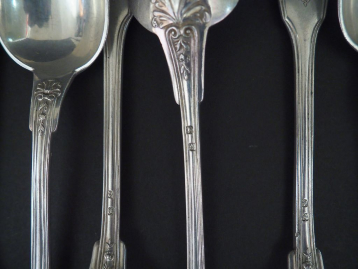 Couverts en argent modèle à coquille et palmette, monogrammés, travail