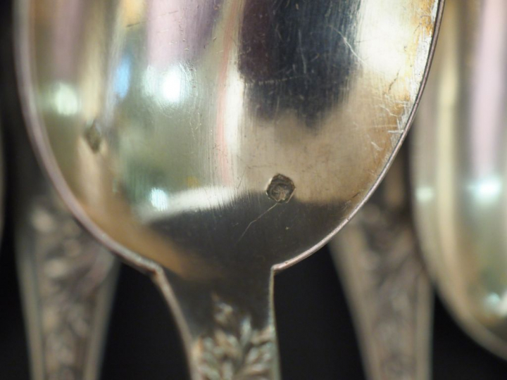 Ménagère Napoléon III en argent, poinçon Minerve, modèle feuillagé et 