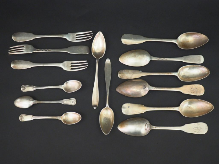 Ensemble de couverts en argent modèles et poinçons dépareillés Poids :