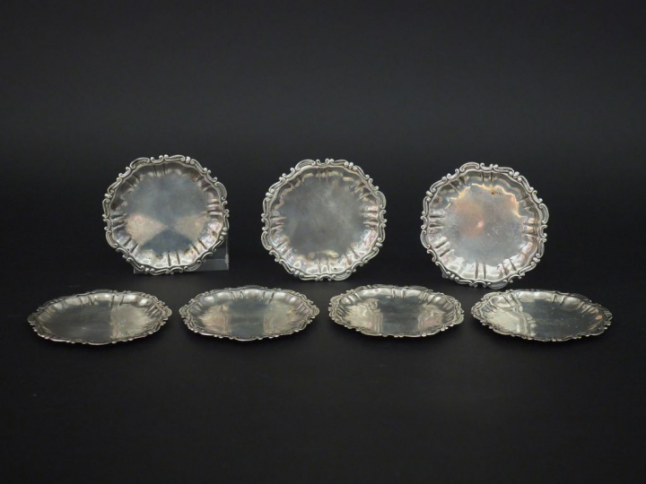 7 différentes coupelles en argent étranger à décor de rocailles Poids 