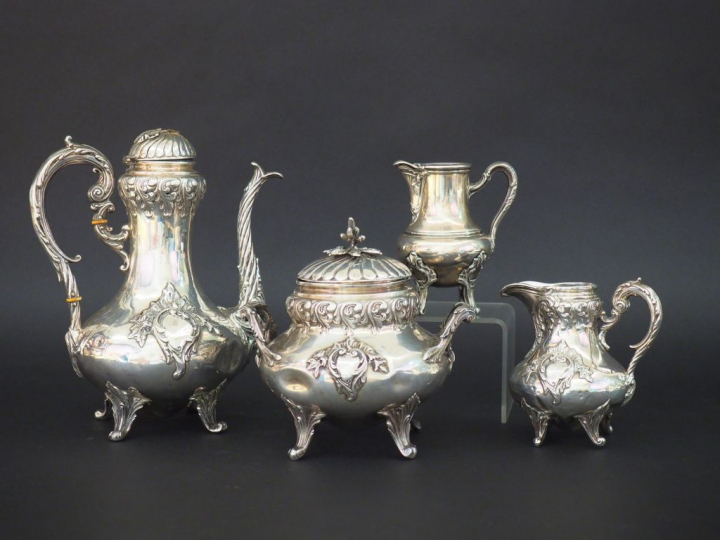 Service trois pièces de style Louis XV en argent étranger à décor de c