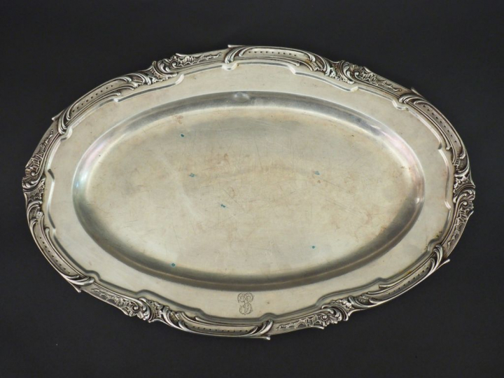 Plat ovale de style rocaille en argent, monogrammé Poids : 1100 g