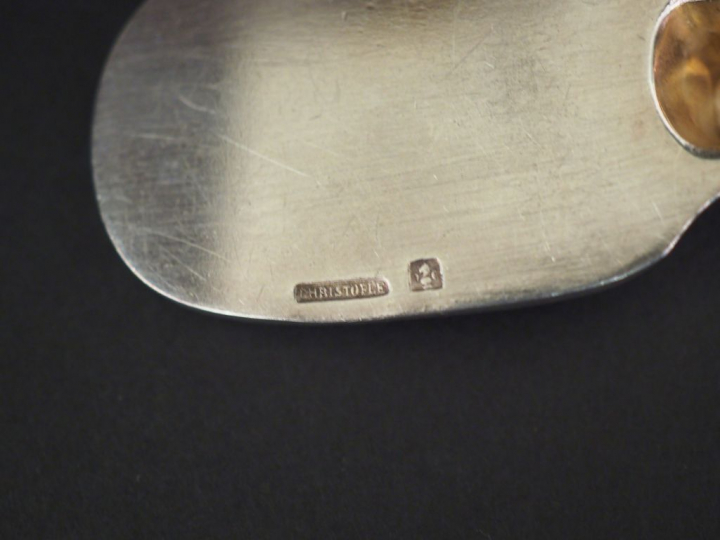 CHRISTOFLE. Ménagère en métal argenté dans son coffret, modèle à doubl