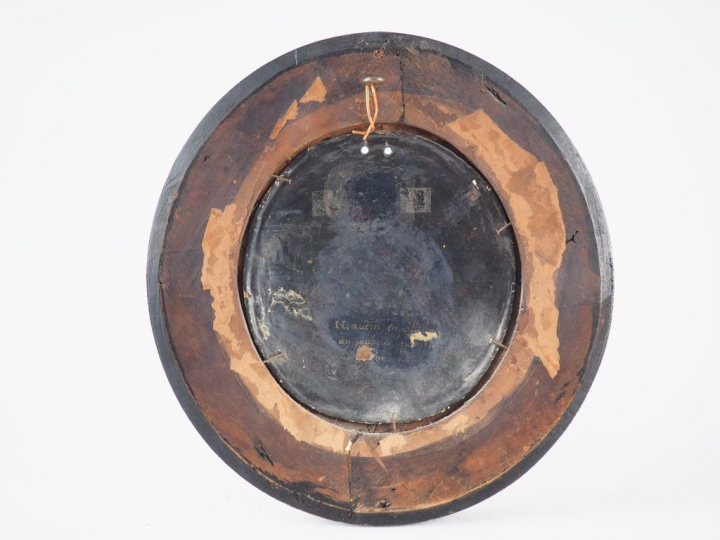 Plaque ovale en émail peint polychrome avec rehauts d’or représentant 