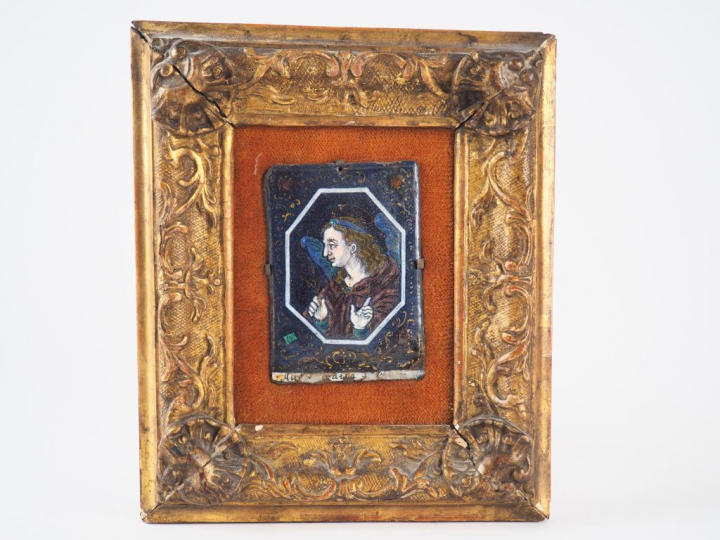 Plaque en émail peint polychrome avec rehauts d’or représentant dans u