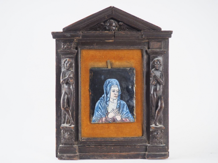 Plaque en émail peint polychrome avec rehauts d’or représentant la Vie