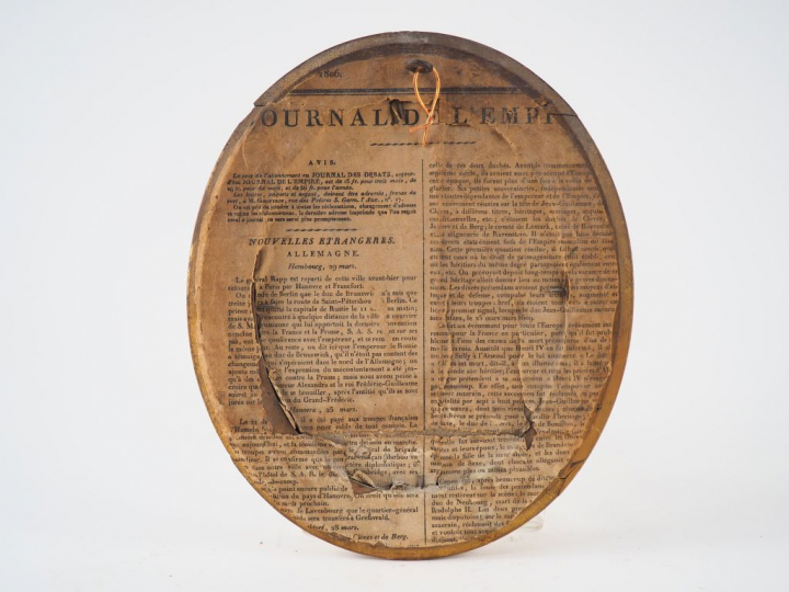 Plaque en émail peint de forme ovale polychrome avec rehauts d’or repr