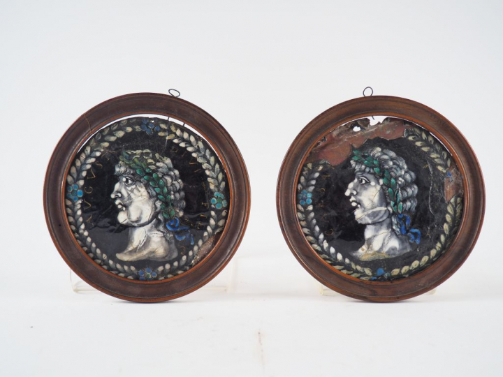 Deux plaques circulaires en émail peint polychrome avec rehauts d’or r