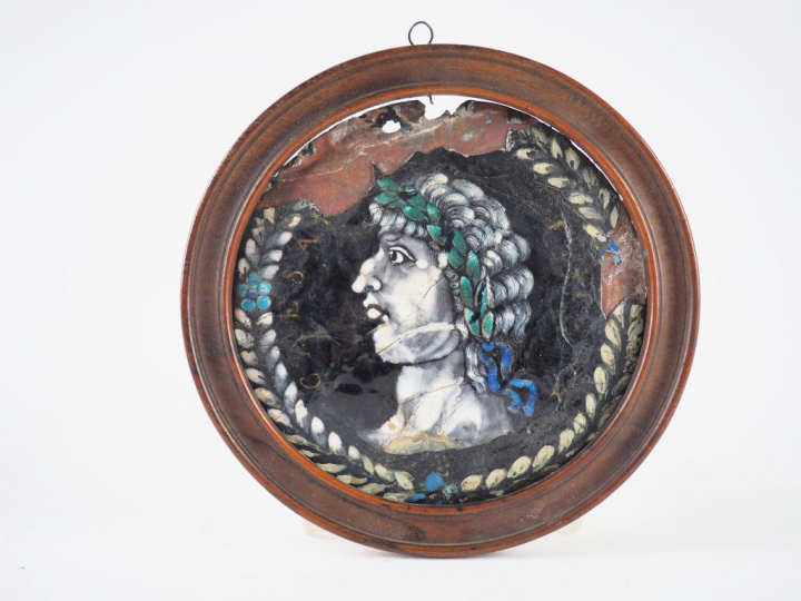 Deux plaques circulaires en émail peint polychrome avec rehauts d’or r
