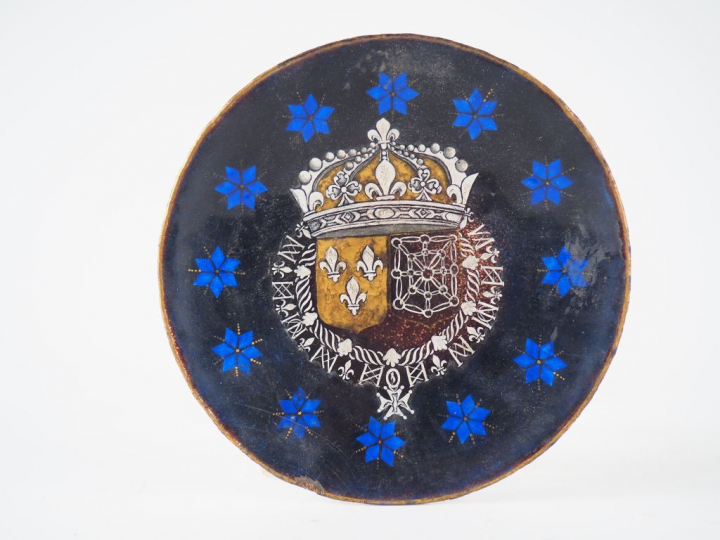 Assiette en émail peint polychrome avec rehauts d’or à décor sur fond 