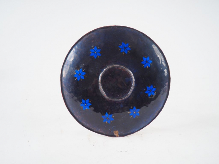 Assiette en émail peint polychrome avec rehauts d’or à décor sur fond 