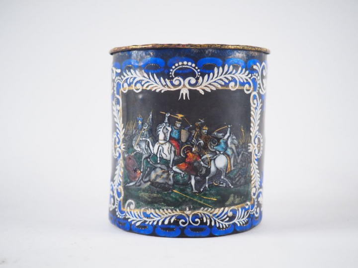 Gobelet en émail peint polychrome à décor d’une scène de bataille avec