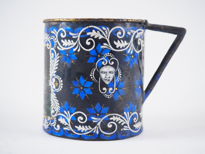 Gobelet en émail peint polychrome à décor d’une scène de bataille avec