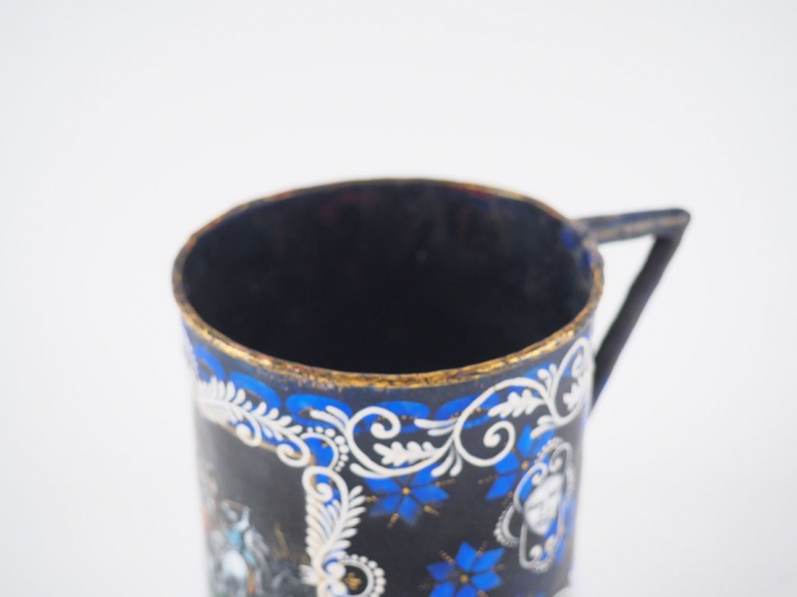 Gobelet en émail peint polychrome à décor d’une scène de bataille avec