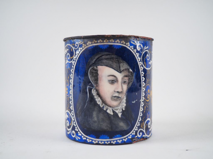 Gobelet en émail peint polychrome à décor d’un buste de femme dans un 