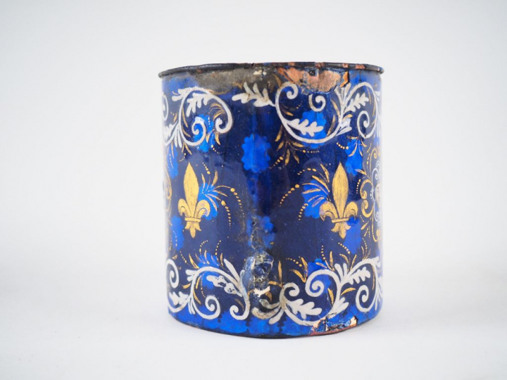 Gobelet en émail peint polychrome à décor d’un buste de femme dans un 