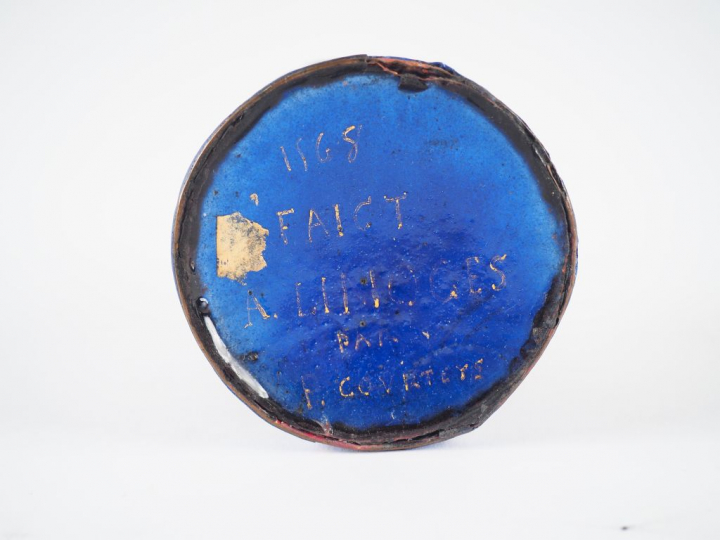 Gobelet en émail peint polychrome à décor d’un buste de femme dans un 