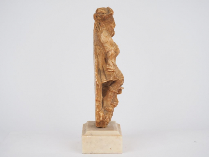 Allégorie de l’Hiver en albâtre sculpté en applique. Coiffé d’un chape