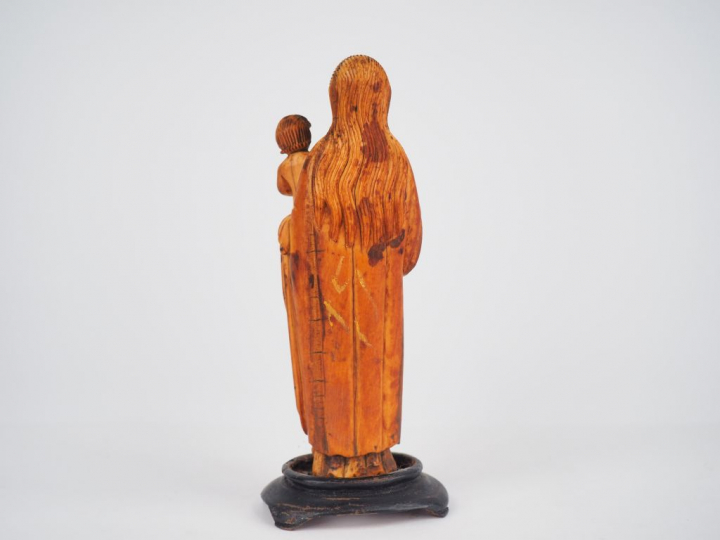 Vierge à l’Enfant en ivoire sculpté en ronde-bosse. Marie est vêtue d’