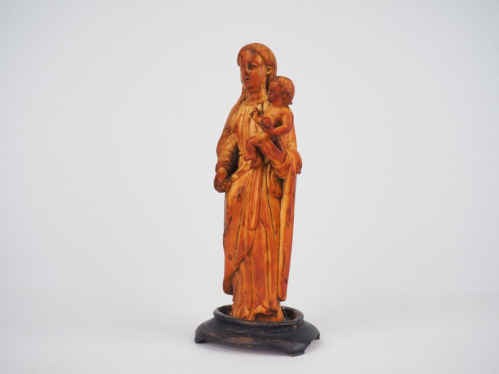 Vierge à l’Enfant en ivoire sculpté en ronde-bosse. Marie est vêtue d’