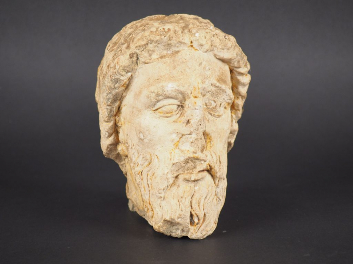 	Tête de saint ou d’apôtre en pierre calcaire sculptée en ronde bosse.