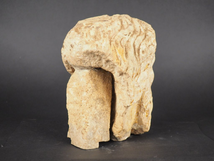 	Tête de saint ou d’apôtre en pierre calcaire sculptée en ronde bosse.