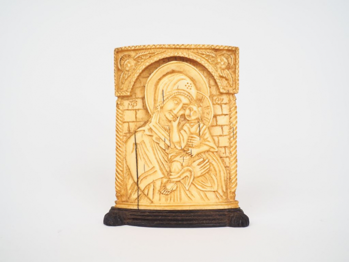 Plaque XVIIIème de style byzantin en ivoire sculpté "Vierge à l'enfant