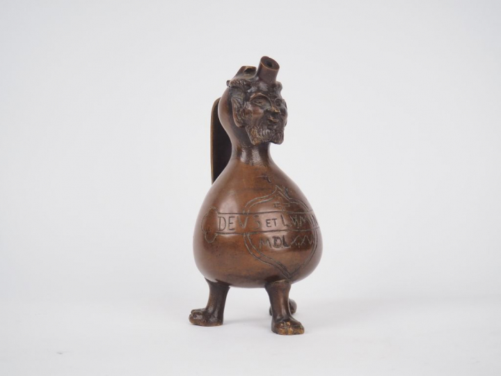 Aquamanile en bronze patiné. Panse portant l’inscription DEUS ET LVMEN