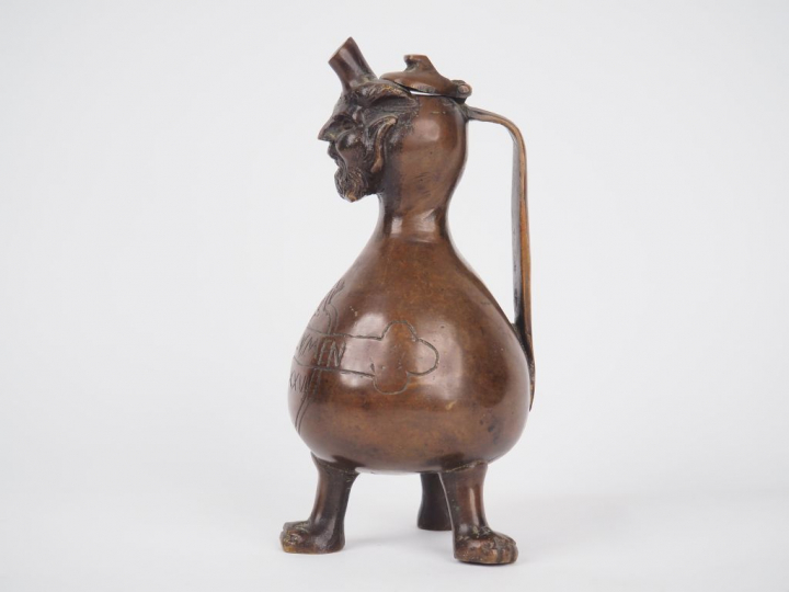Aquamanile en bronze patiné. Panse portant l’inscription DEUS ET LVMEN