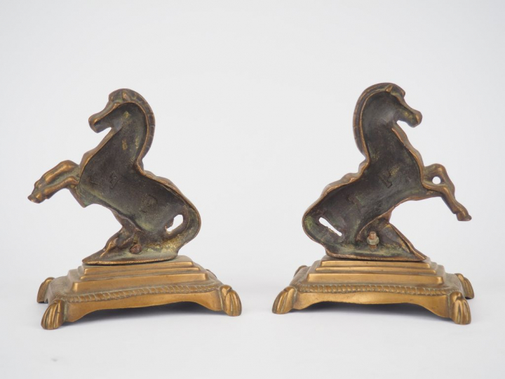 Paire de chevaux cabrés en bronze, fonte creuse, sur une base en plint