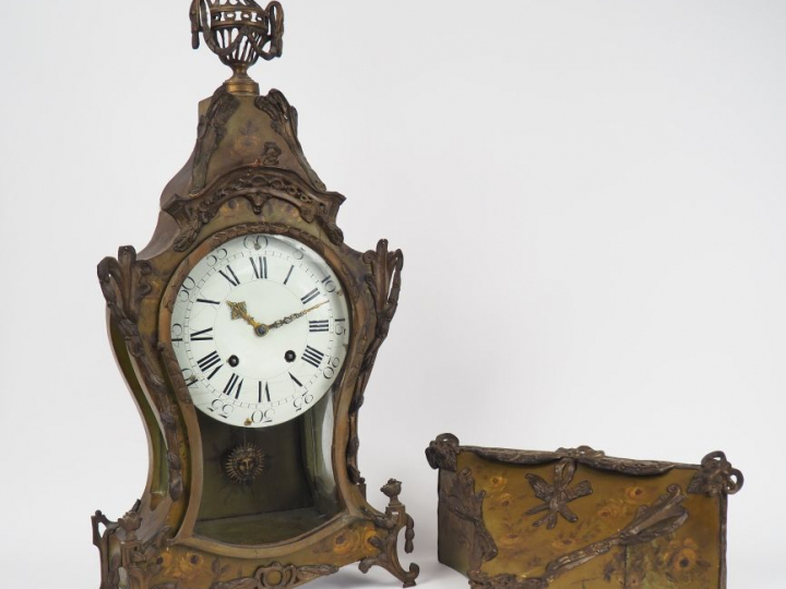 Cartel de style Transition Louis XV-Louis XVI en vernis martin à décor