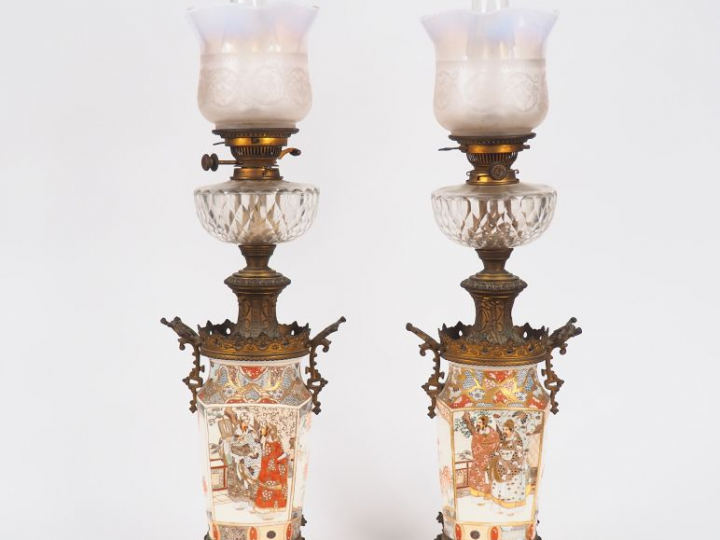Paire de lampes à pétrole XIXème en faïence de Satsuma à décor polychr