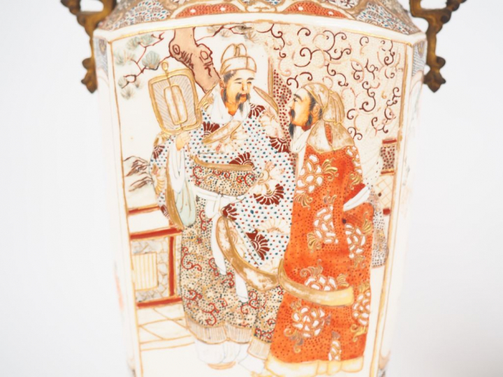 Paire de lampes à pétrole XIXème en faïence de Satsuma à décor polychr