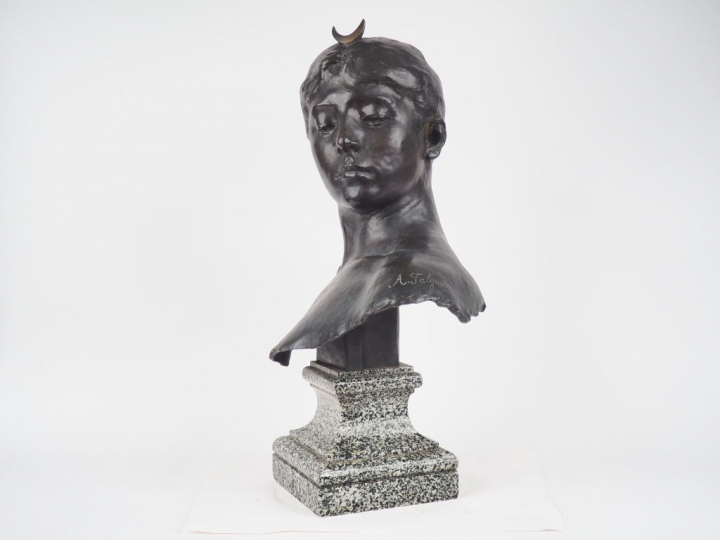 Alexandre FALGUIERES.  "Buste de Diane". Sculpture en bronze à patine 