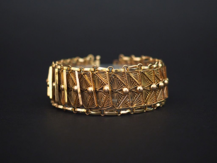 Bracelet tank en or filigranné.  Poids : 68,37 g