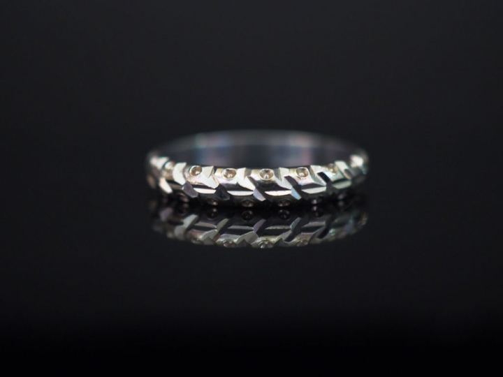 Alliance en or blanc.  Poids : 2,58 g
