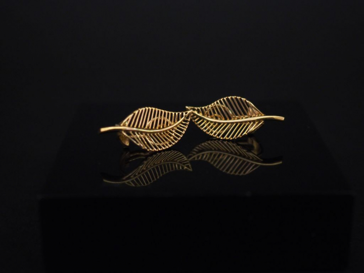Paire de boucles d'oreilles en or en forme de plume. Poids : 4,60 g
