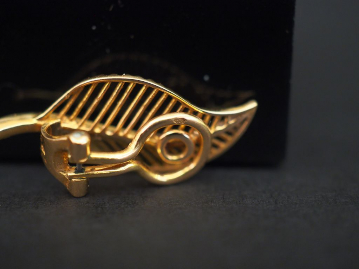 Paire de boucles d'oreilles en or en forme de plume. Poids : 4,60 g
