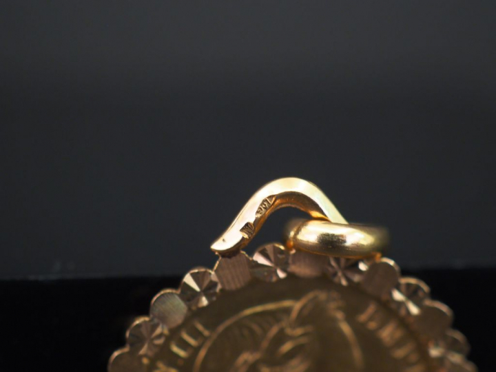 Pendentif pièce de 20 francs en or. Poids : 8,84 g