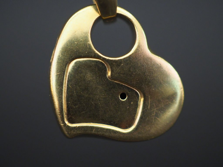 Pendentif en or en forme de cœur. Poids : 4,70 g