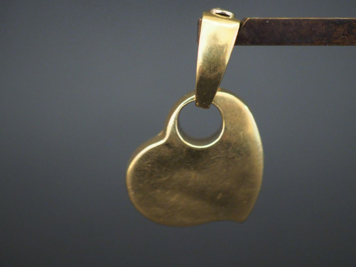 Pendentif en or en forme de cœur. Poids : 4,70 g