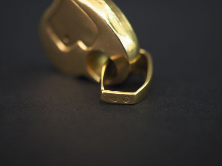 Pendentif en or en forme de cœur. Poids : 4,70 g