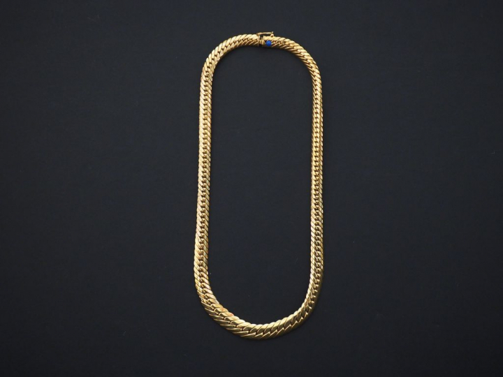 Collier en or jaune maille tressée. Poids : 30 g