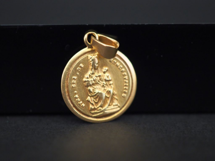 Médaille religieuse en or.  Poids : 2,15 g