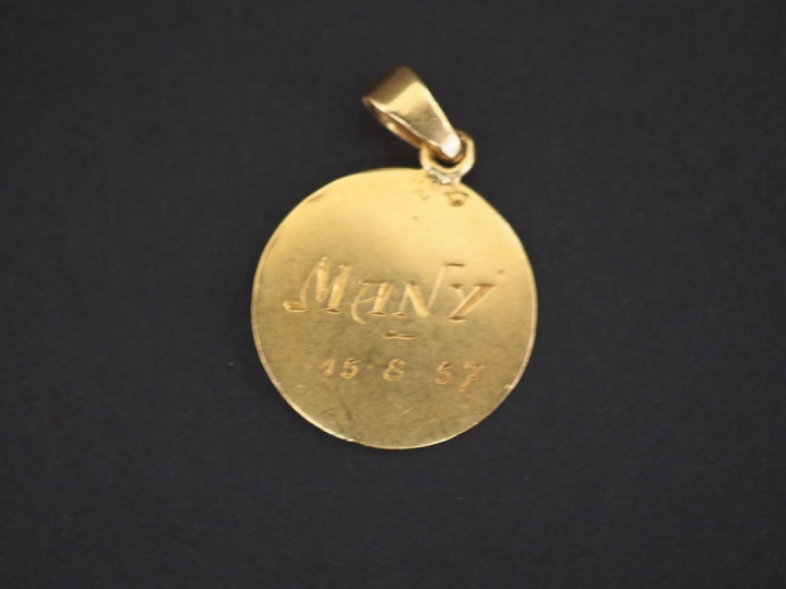 Médaille religieuse en or.  Poids : 2,15 g