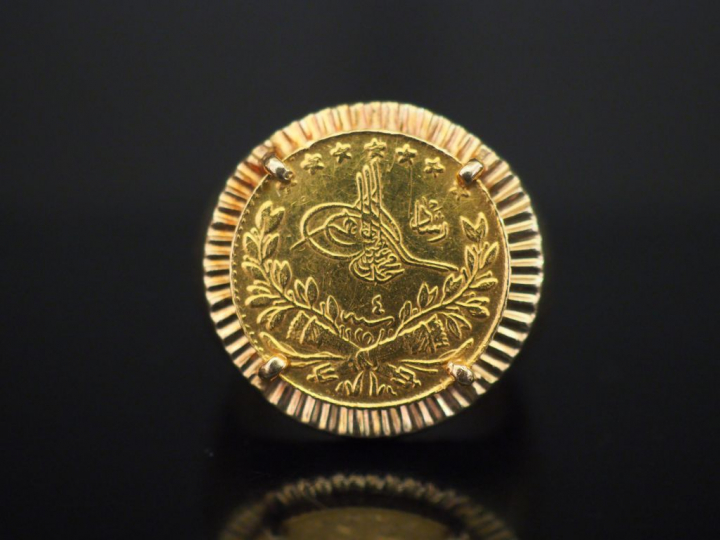 Chevalière en or ornée d'une pièce d'or. Poids : 9 g