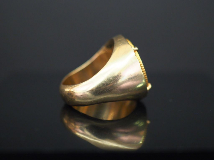 Chevalière en or ornée d'une pièce d'or. Poids : 9 g