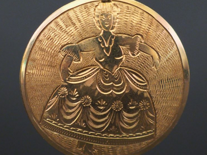 Pendentif en or à décor de danseuse. Poids : 5,80 g