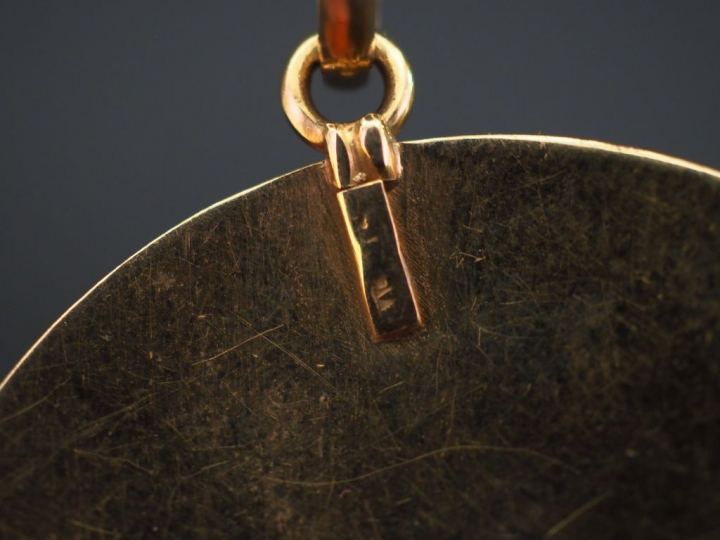 Pendentif en or à décor de danseuse. Poids : 5,80 g